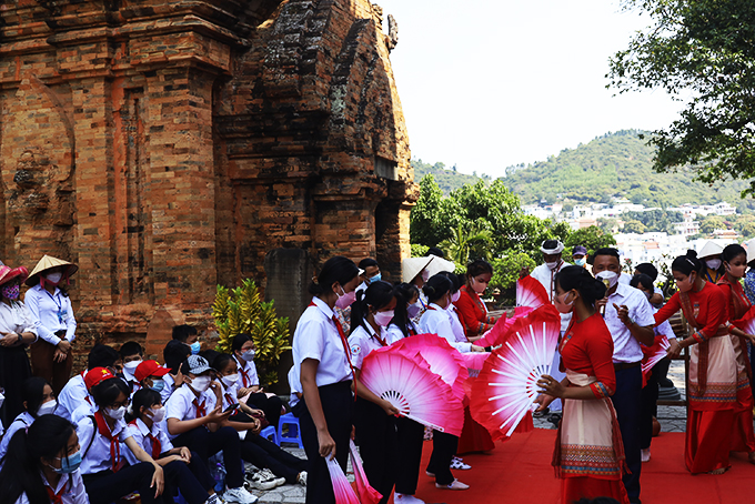 hoc-sinh-truong-cbq-thuc-hanh-mua-cham